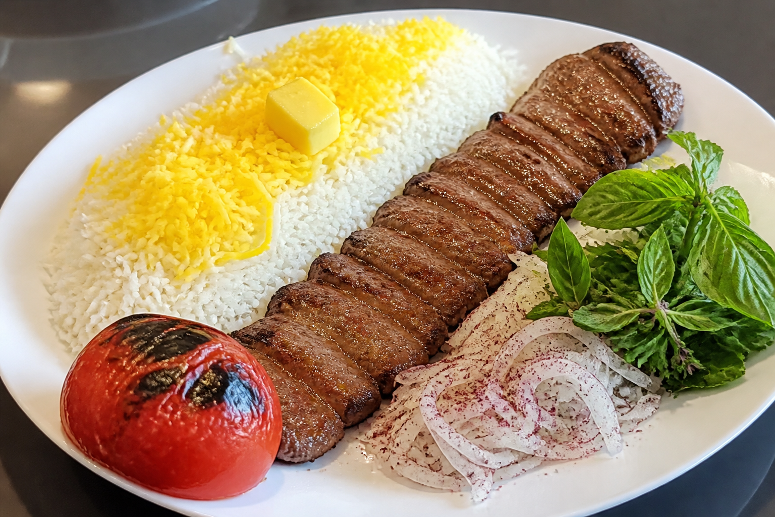 رستوران ایرانی فودکورت آرین با غذاهای اصیل و سنتی ایرانی
