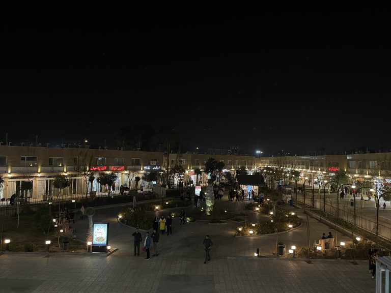 بازار آرین در شب